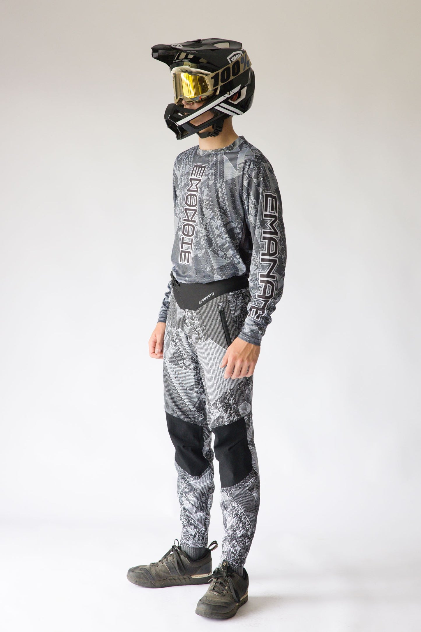 FLUX PANTS (WOLFRAM)